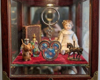 Llavero giratorio holográfico vintage de Mickey Mouse con estrellas y rayas, diseño patriótico.