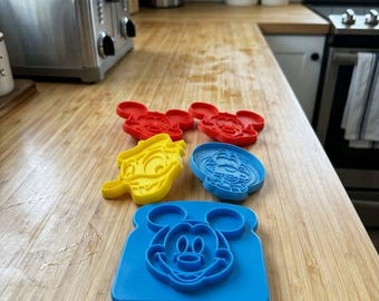Cortadores de galletas de plástico vintage de Mickey Mouse y el Pato Donald también incluye un cortador de tostadas de Mickey Mouse.