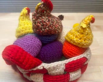 Cesta de Pascua vintage hecha a mano con ganchillo y huevos de ganchillo hechos a mano con 3 gallos de ganchillo para decorar los huevos.