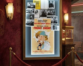 Póster plegado de 27x41 cm de la película Freaky Friday, raro y de colección de 1976. Incluye kit de prensa con material promocional y 10 tarjetas de vestíbulo de 8x10 cm.