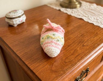 Huevo de ganchillo vintage hecho a mano dentro de un pato de Pascua de ganchillo