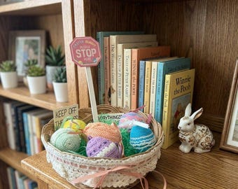Huevos de Pascua vintage hechos a mano con ganchillo, cesta y letreros.