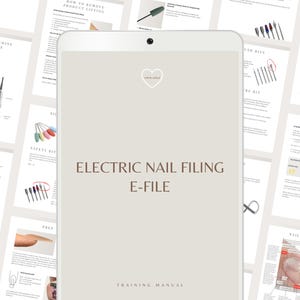 以下が含まれることがあります： 「Electric Nail Filing E-File」というタイトルのトレーニングマニュアルを表示するデジタルタブレット。表紙は薄いベージュ色で、タイトルは濃い茶色のフォントです。タブレットの周りには、ネイルケアに関連する図とテキストが記載されたページがあります。