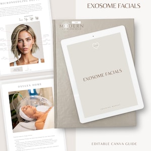 Può includere: Un manuale di formazione digitale intitolato "EXOSOME FACIALS" è visualizzato su un tablet, con il testo "EDITABLE CANVA GUIDE" in basso. Ad accompagnare il tablet ci sono due pagine stampate che illustrano le procedure di cura della pelle, tra cui microneedling e trattamenti con cupola di ossigeno.