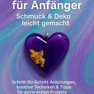 Könnte beinhalten: Ein lila herzförmiger Anhänger mit goldenen Akzenten vor einem Farbverlaufshintergrund. Das Bild enthält deutschen Text: "Epoxidharz für Anfänger" und "Schmuck & Deko leicht gemacht", was auf ein Anfängerhandbuch für Harzschmuck hindeutet.
