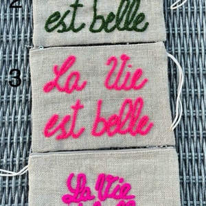 Bolsa de arpillera bordada la vida es bella.