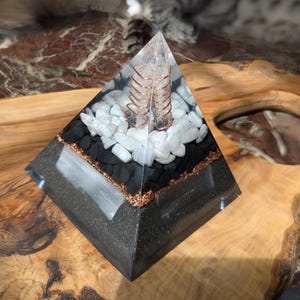 Weisser Mondstein Orgonit Pyramide mit Kupfer Wrapped Quartz, Schungit, Selenit, Kupfer, Feinmetall, Kupfer Geometrie & Blaue Spiralen.