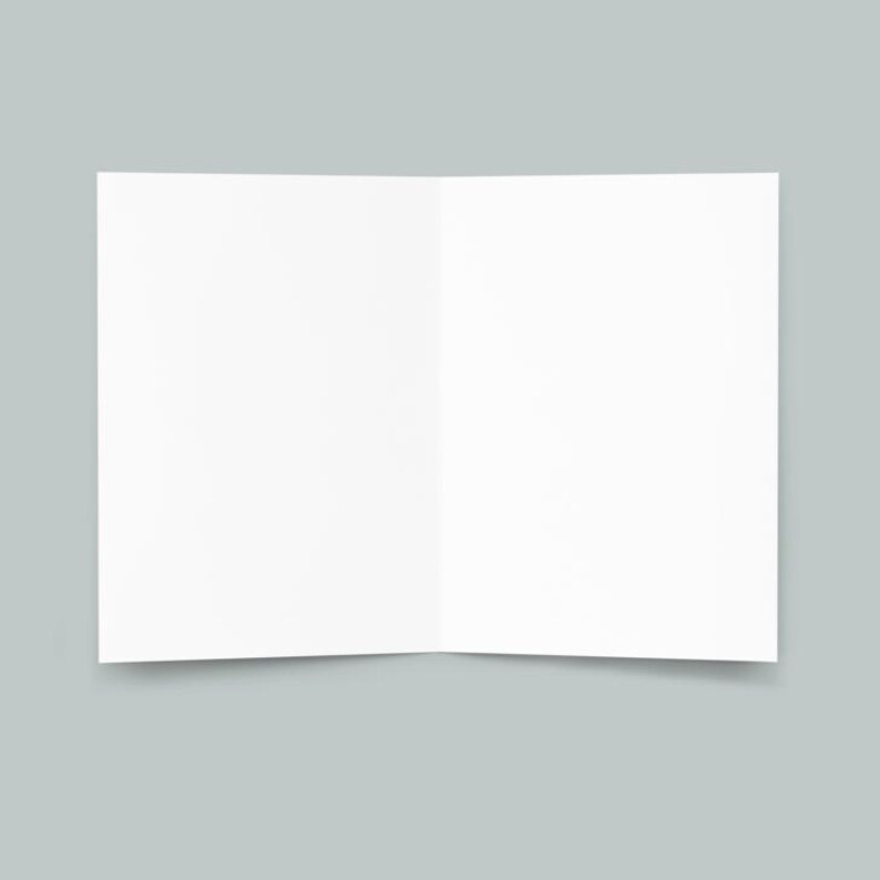 Pu&ograve; includere: Un biglietto bianco vuoto piegato a met&agrave;, con una leggera ombra sotto. Il biglietto &egrave; appoggiato su uno sfondo grigio chiaro.