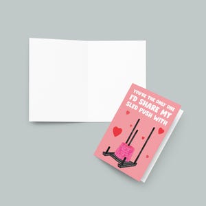 Pu&ograve; includere: Un biglietto rosa con un'illustrazione di una slitta per sollevamento pesi con il testo "You're the only one I'd share my sled push with".