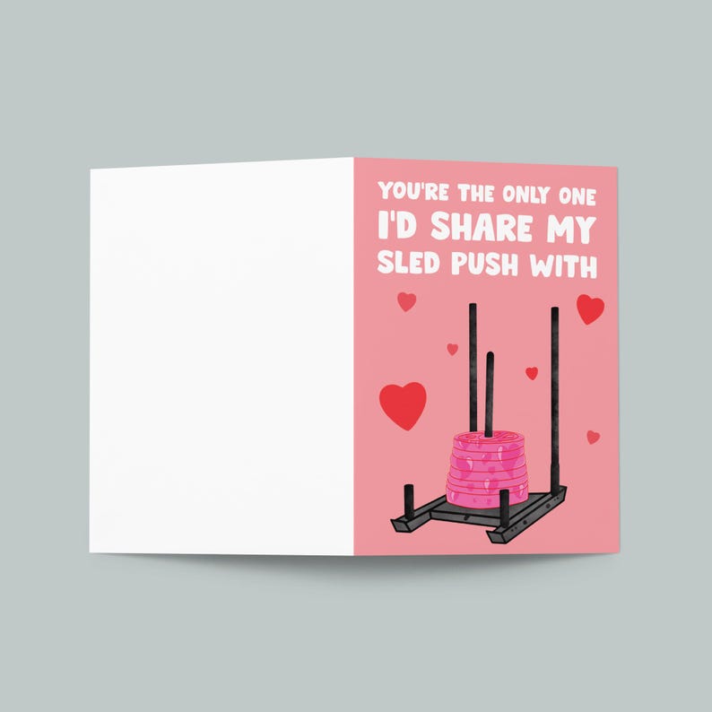 Pu&ograve; includere: Un biglietto di San Valentino rosa con il testo "Sei l'unica con cui condividerei la mia spinta del bob". La carta presenta un'illustrazione di un bob con pesi rosa.