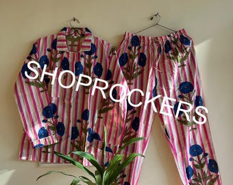 Conjunto de pijama floral: rayas rosas, flores azules, ropa de estar en casa de algodón