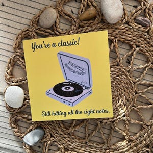 Vinyl-Geburtstagskarte | Vintage inspiriert | Unter dem Motto Musik | Witzige Geburtstagskarte | „Du bist ein Klassiker! immer noch den richtigen Ton trifft” | 140×140
