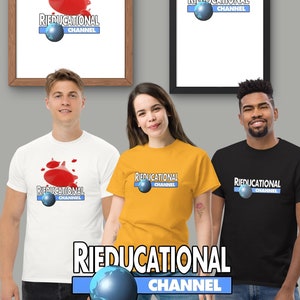 Puede incluir: Tres personas vistiendo camisetas con el logotipo "Rieducational Channel". El logotipo presenta un globo terráqueo azul con un contorno blanco y el texto "Rieducational Channel" en letras blancas. Las camisetas son blancas, amarillas y negras. El logotipo también se muestra en un tamaño más grande en la parte inferior de la imagen.