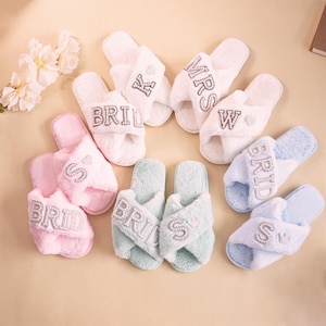 Pearls Bride Fluffy Slippers / Customized Slippers / Personalized Fluffy Slippers / Bridesmaid Gift / Bridal Party Gift
