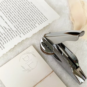 Personalisierter Hochzeitseinladungsstempel, personalisierter Buchstempel oder Prägung, Umschlagprägung, Hochzeitseinladungsprägung