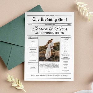 Könnte beinhalten: Eine Hochzeitseinladung, die als Titelseite einer Zeitung gestaltet ist und den Titel "The Wedding Post" trägt. Die Schlagzeile lautet "Jessica & Victor ARE GETTING MARRIED". Die Einladung enthält ein Foto eines Paares und Details zur Zeremonie und zum Empfang.