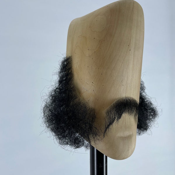 Ensemble réaliste de fausses barbes et moustaches. Noué à la main pour le cinéma, le théâtre et la télévision.