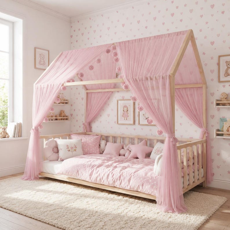 Puede incluir: Una cama con estructura de madera clara con dosel y ropa de cama rosas. La cama est&aacute; decorada con almohadas rosas y una almohada en forma de estrella. Las paredes est&aacute;n decoradas con papel pintado en forma de coraz&oacute;n e im&aacute;genes enmarcadas. Una alfombra blanca y esponjosa cubre el suelo.