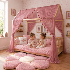 Könnte beinhalten: Ein rosa Himmelbett mit transparenten Vorhängen und Bommelakzenten. Zwei junge Mädchen sitzen auf dem Bett und halten Teddybären. Der Raum verfügt über einen blütenförmigen Teppich, Tapeten mit Herzmuster und gerahmte Kunstwerke.