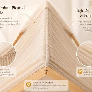 Puede incluir: Primer plano de un dosel de tul beige con estructura de madera. El tul est&aacute; finamente plisado y se describe como de alta densidad para mayor plenitud y privacidad. El texto dice "Premium Pleated Tulle" y "High Density & Fullness".