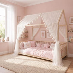 Puede incluir: Una cama con dosel de madera clara con cortinas blancas y adornos de pompones. La cama está adornada con ropa de cama rosa y cojines decorativos. La habitación presenta una combinación de colores rosa, una alfombra mullida y obras de arte enmarcadas.