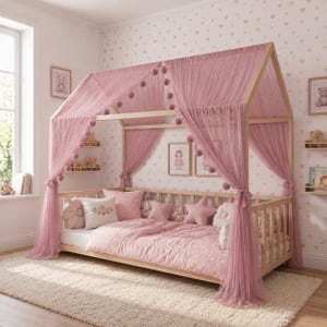 Puede incluir: Una cama con estructura de madera clara con dosel rosa y ropa de cama a juego. La cama est&aacute; decorada con varias almohadas rosas y cojines en forma de estrella. La habitaci&oacute;n tiene un ambiente suave y acogedor con papel pintado con motivos de corazones y obras de arte enmarcadas.