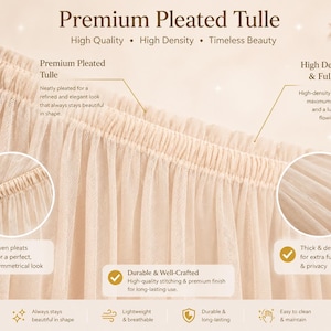 Puede incluir: Primer plano de tejido de tul plisado de primera calidad en color beige claro. El tejido est&aacute; finamente plisado, con alta densidad y plenitud. La imagen destaca el aspecto refinado, la durabilidad y las cualidades ligeras y transpirables del tul. El texto de la imagen dice "Premium Pleated Tulle".