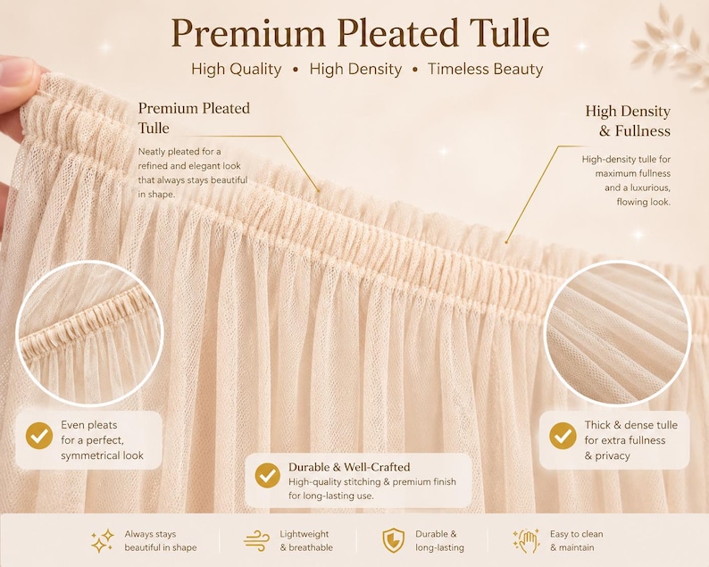 Puede incluir: Primer plano de tejido de tul plisado de primera calidad en color beige claro. El tejido est&aacute; finamente plisado, con alta densidad y plenitud. La imagen destaca el aspecto refinado, la durabilidad y las cualidades ligeras y transpirables del tul. El texto de la imagen dice "Premium Pleated Tulle".