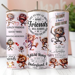 Könnte beinhalten: Ein Edelstahlbecher mit Strohhalm, verziert mit Cartoon-Affen und Freundschaftszitaten. Der Becher hat einen hellrosa Hintergrund mit Text, der lautet: "Crazy Friends + Good Times = Amazing Memories" und "I don't need therapy, I have a good friend."