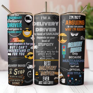 Könnte beinhalten: Ein Set aus drei schwarzen isolierten Bechern mit humorvollen Texten und Grafiken über Zusteller. Jeder Becher hat ein anderes Design mit Sätzen wie "Legendärer Zusteller" und "Bester Zusteller aller Zeiten".