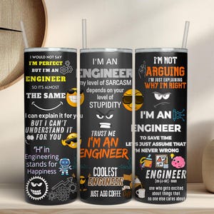 Op de afbeelding: Drie zwarte geïsoleerde bekers met witte rietjes. Elke beker heeft een ander humoristisch citaat over ingenieurs, met afbeeldingen van emoji's, tandwielen en een robot. De tekst bevat "I'm an Engineer" en "Coolest Engineer".