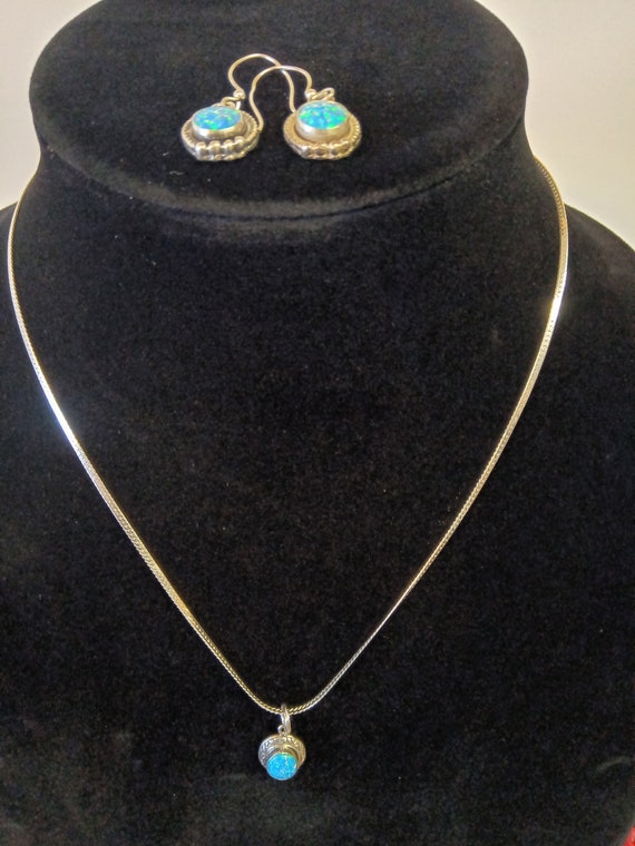 Beautiful sterling silver necklace with opal penda