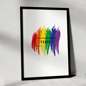 Könnte beinhalten: Ein gerahmter Druck mit einem Regenbogen-Design und dem Wort "PROUD" in einem schwarzen Kasten. Der Regenbogen besteht aus Pinselstrichen und tropft die Seite herunter. Der Druck ist auf weißem Hintergrund und in Schwarz gerahmt.