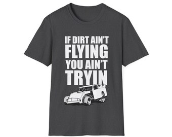 Peut inclure: T-shirt gris foncé avec le texte blanc "IF DIRT AIN'T FLYING YOU AIN'T TRYIN". Un dessin de voiture de course blanche est en dessous. Le t-shirt est de style col rond.