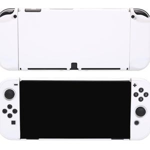 Könnte beinhalten: Weiße Nintendo Switch Konsole mit einem schwarzen Bildschirm und weißen Joy-Cons. Die Konsole ist in geschlossener Position.