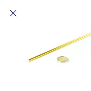 Puede incluir: Una tira de metal de color dorado, de aproximadamente 10 cm de largo, se muestra junto a una moneda de euro para la escala.