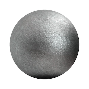 Puede incluir: Una esfera gris metálica sólida con una superficie texturizada. La bola parece ser de metal y tiene un acabado mate ligeramente rugoso. El objeto está aislado sobre un fondo blanco.