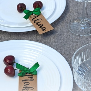 Marque-places : des cerises artificielles réalistes pour une table de fête