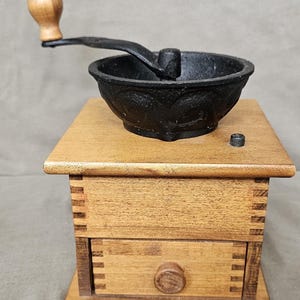 Vintage Wrightsville Hardware Company cast Iron Hopper Crank Coffee Grinder Dovetailed Wood Drawer Farmhouse ! Nice condition!