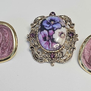Gorgeous Vintage blue, purple, white flowers, purple gemstones in a gold tone setting with a pair of vintage pierced earrings!! Nice lot!!