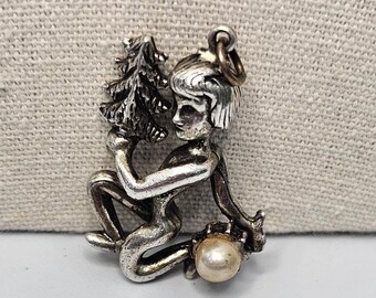 Breloque sirène argentée vintage des années 1970 : bracelet folklorique de fausses perles