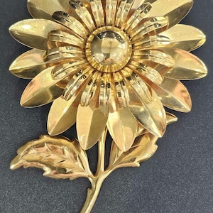Vintage Gold Tone Flower Brooch: Large Statement Pin