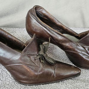 Vintage Antique Edwardian Victorian Brown Leather Shoes Pointy Toe Ribbon Tie. WOW how fun!!