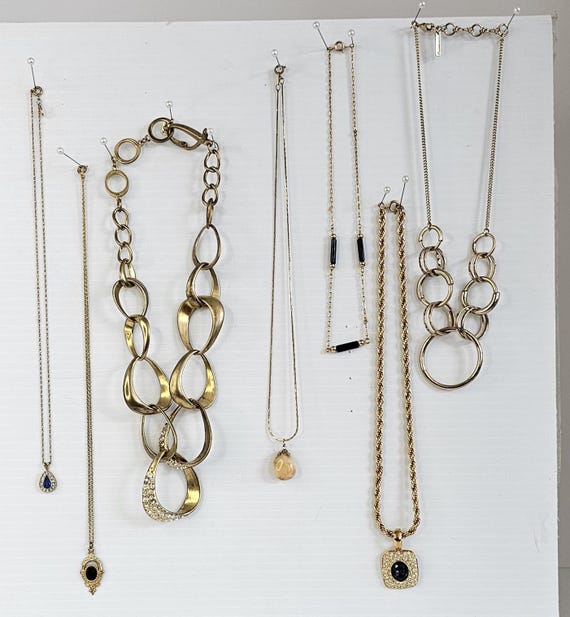 Nice vintage jewelry lot of 7 fashion necklaces Gold tone 1990s - 2000s era.