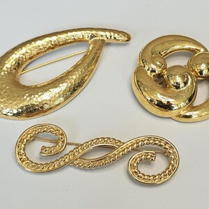 Lot of 3 vintage signed Monet gold tone Brooches! Nice condition!!