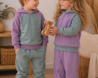 Kinder Set aus French Terry – Raglan Hoodie +Hose – Unisex Zweiteiler in Dusty Flieder  Eukalyptus – bequem modern Mitwachshose