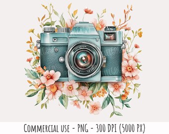 Könnte beinhalten: Aquarell-Illustration einer vintage türkisfarbenen Kamera, umgeben von pfirsichfarbenen und gelben Blumen und grünen Blättern. Das Kameraobjektiv ist detailliert mit einem schwarzen und silbernen Design gestaltet. Text: COMMERCIAL USE - PNG - 300 DPI (5000 PX).