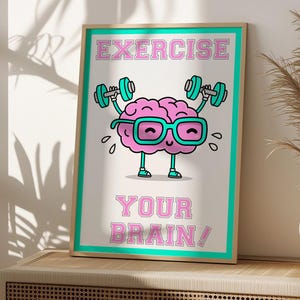 Könnte beinhalten: Ein türkisfarbenes und rosafarbenes Motivationsposter mit einem Cartoon-Gehirn, das Gewichte hebt. Der Text lautet "Trainiere dein Gehirn!"