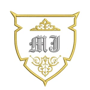Könnte beinhalten: Gesticktes Wappen-Design mit den Initialen "MJ" in Silber auf weißem Hintergrund. Das Wappen ist goldfarben umrandet, mit dekorativen goldenen Filigranarbeiten und einem Kronenelement oben. Das Design hat ein heraldisches oder Monogramm-Thema.
