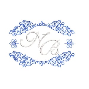Può includere: Un disegno ricamato con le lettere intrecciate "NB" in una scrittura delicata, incorniciato da un bordo floreale blu. Il disegno include accenti floreali stilizzati su sfondo bianco.